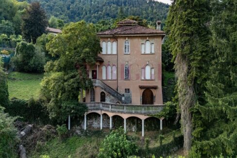 facciata-principale-lato-est-villa-Asso-vendita-Meriggi