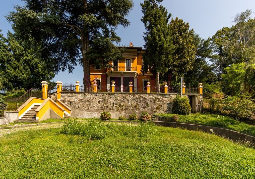 facciata sud e terrazza - villa Oggiono - vendita - Meriggi