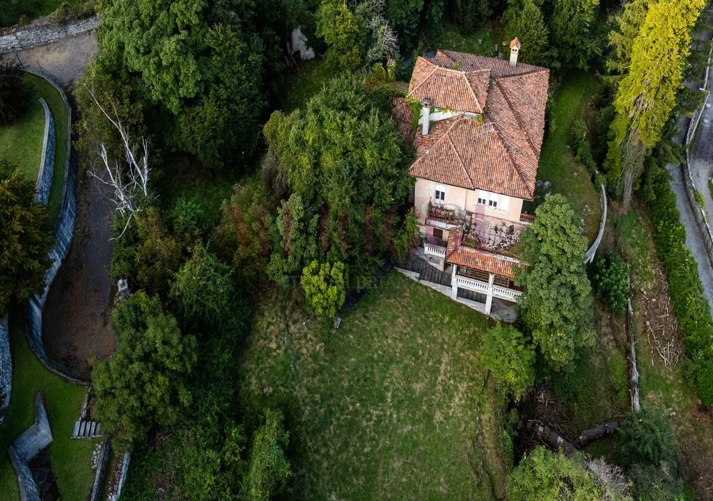 facciata-vista-sud-villa-Asso-vendita-Meriggi