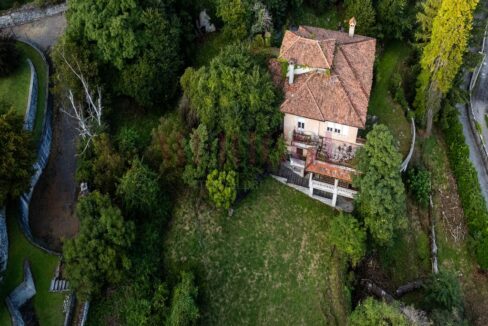facciata-vista-sud-villa-Asso-vendita-Meriggi