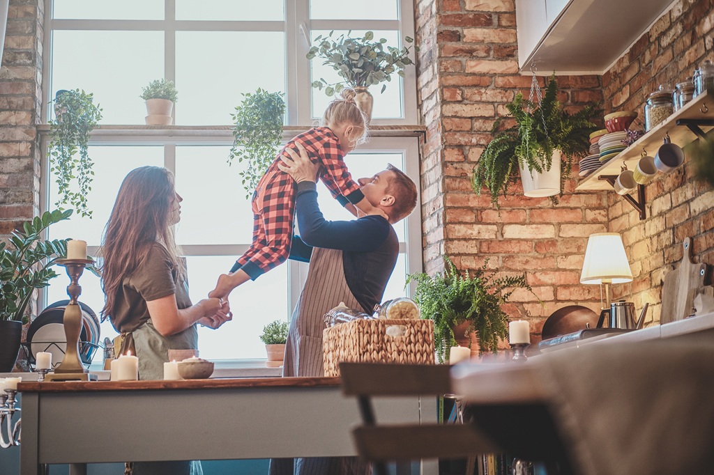famiglia-felice-attorno-al-tavolo-per-la-colazione