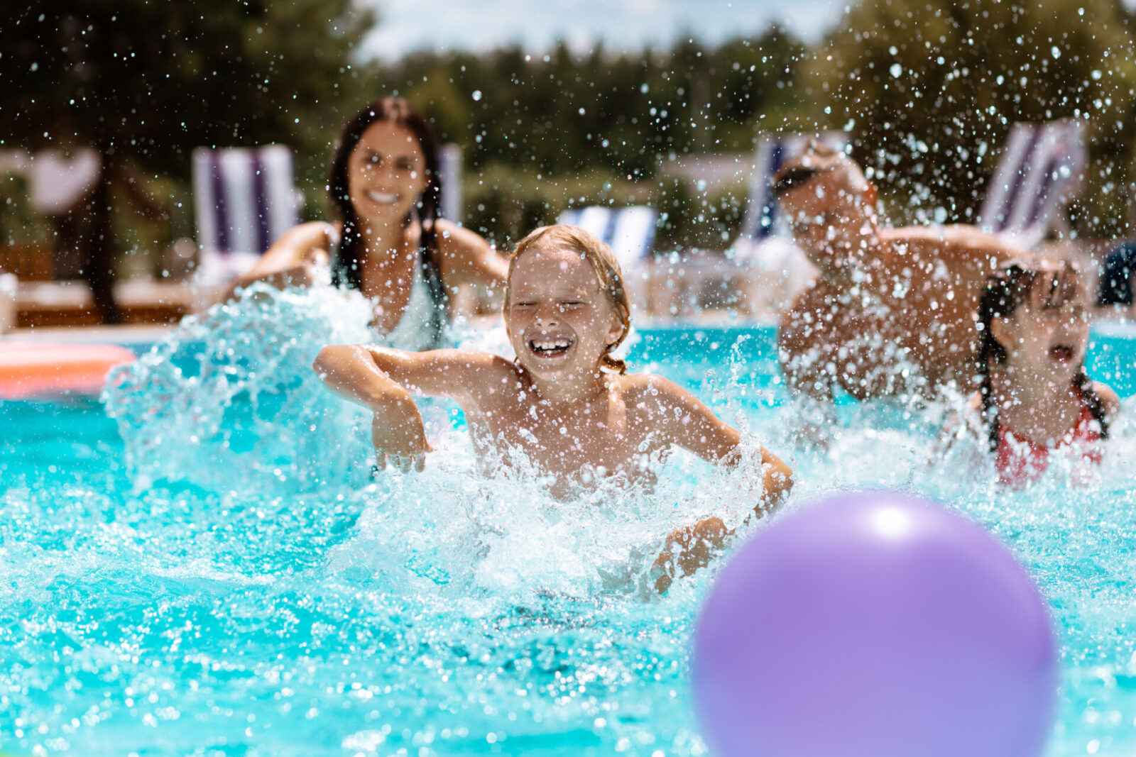 famiglia che si diverte in piscina