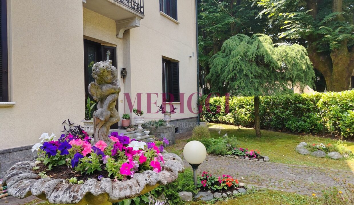 fontana con fiori- villa vendita - cusano milanino - meriggi