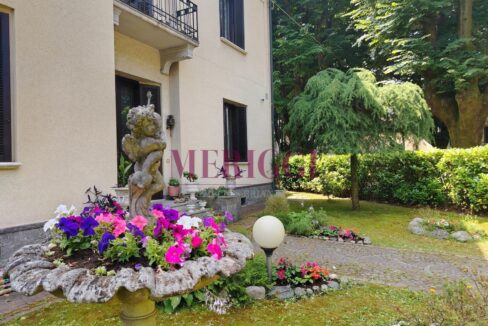 fontana con fiori- villa vendita - cusano milanino - meriggi