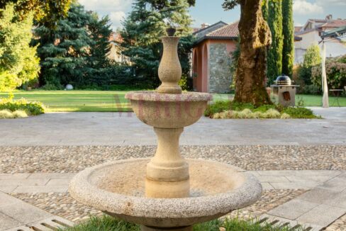 fontana - palazzo epoca Oggiono - Meriggi