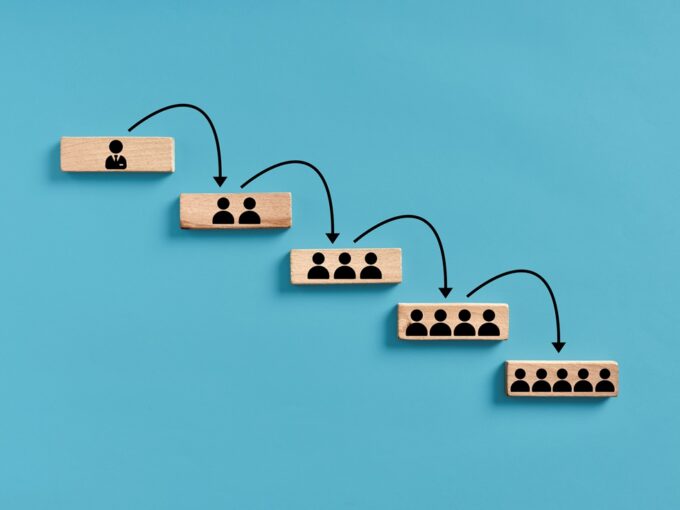 gerarchia-rappresentata-con-piccoli-blocchi-di-legno-con-omini-disegnati-sopra