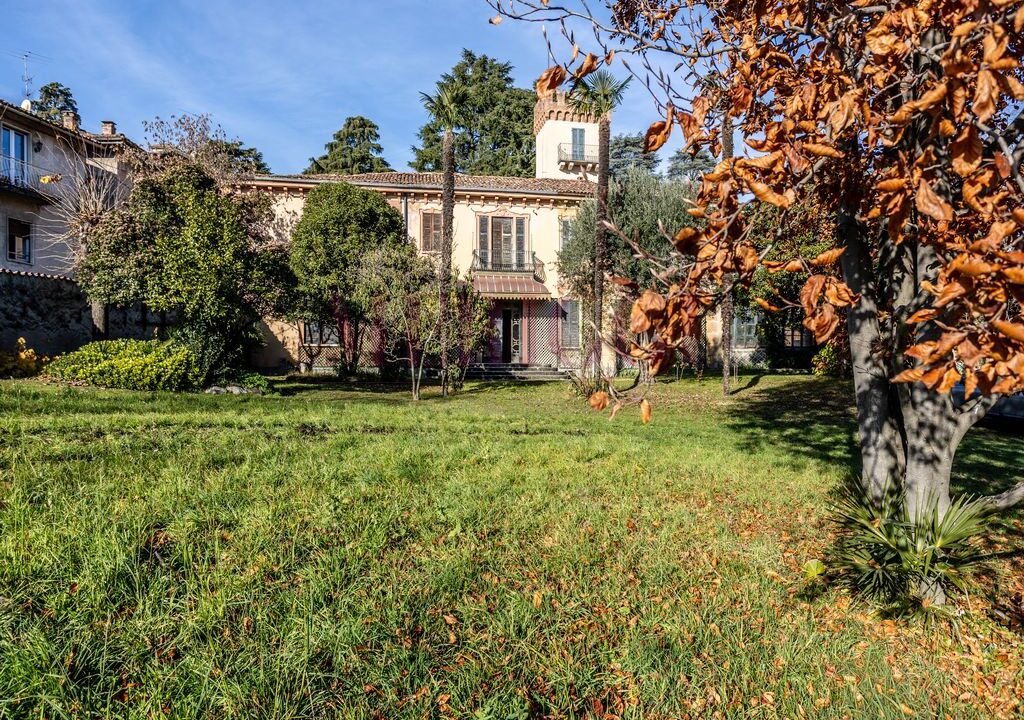 giardino con alberi e palme e facciata della villa - villa epoca erba - vendita - meriggi
