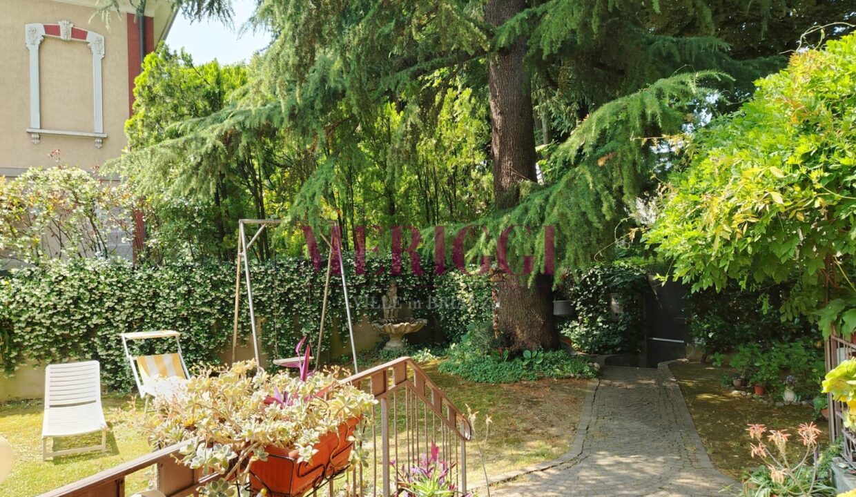 giardino con altalena- villa vendita - cusano milanino - meriggi