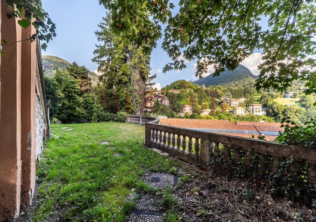 giardino con panorama - villa Asso - vendita - Meriggi