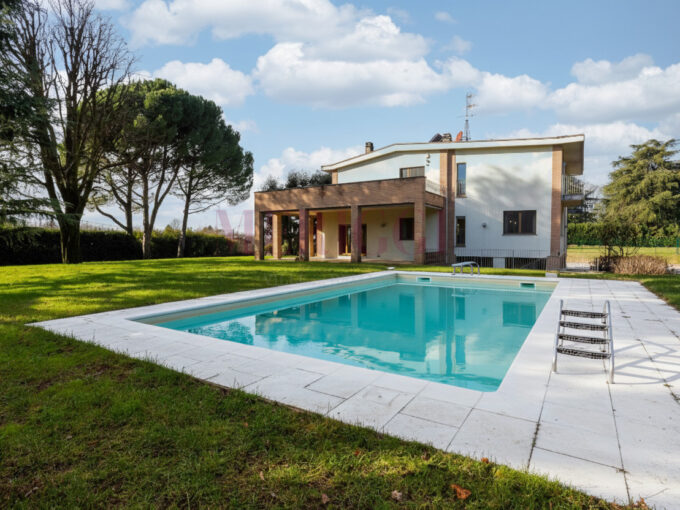 giardino con piscina e facciata villa - villa vendita lesmo - via manara - meriggi