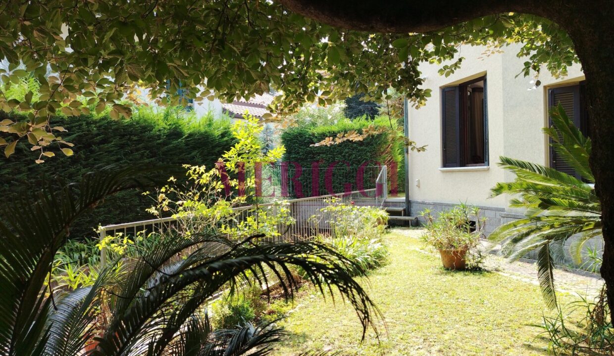 giardino con ringhiera accesso box- villa vendita - cusano milanino - meriggi