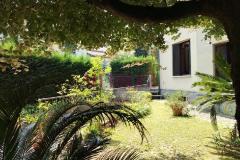giardino con ringhiera accesso box- villa vendita - cusano milanino - meriggi