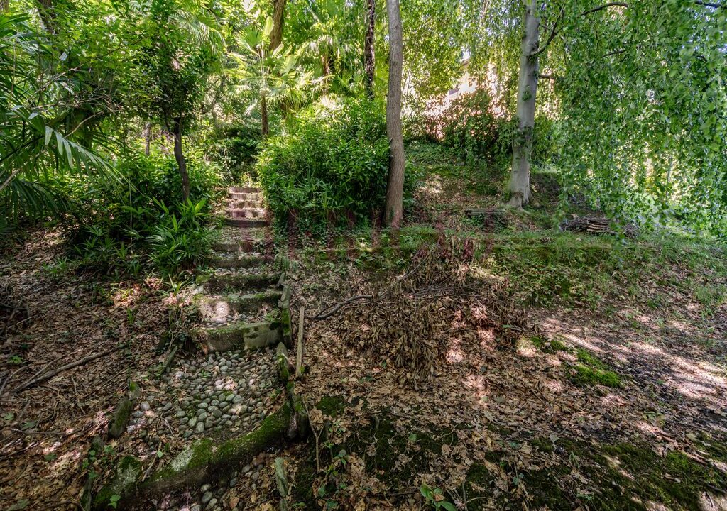 giardino con scalinata in ciottoli - villa airuno - vendita - meriggi