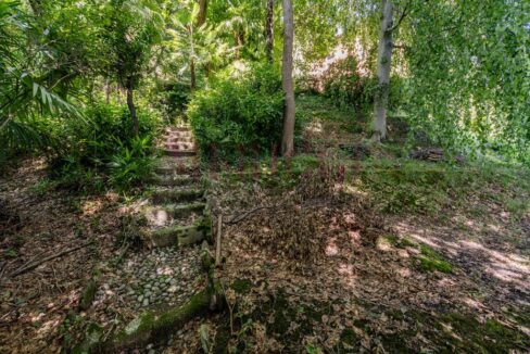 giardino con scalinata in ciottoli - villa airuno - vendita - meriggi