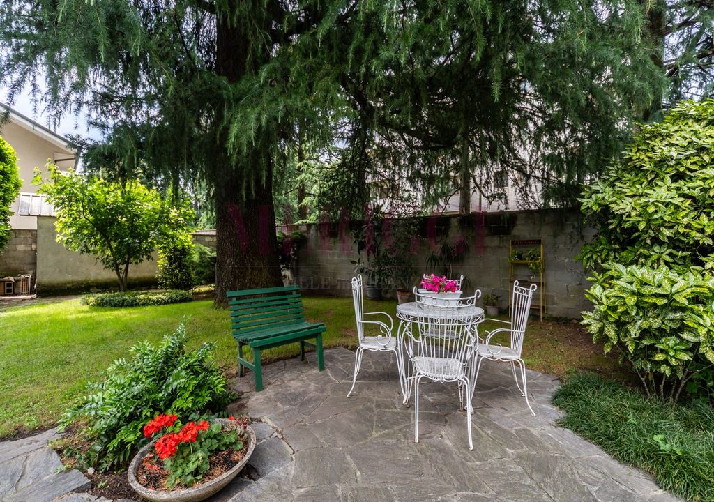 giardino con tavolo e sedie - villa vendita - cesano maderno - meriggi
