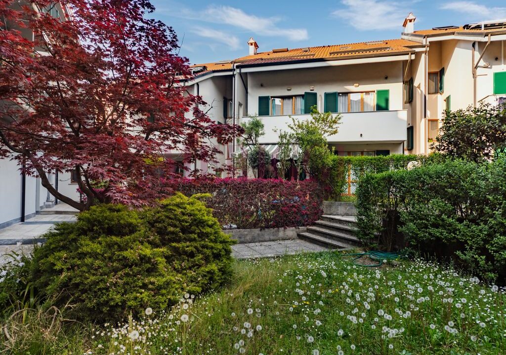 giardino condominio e facciata villa. Calolziocorte. Meriggi