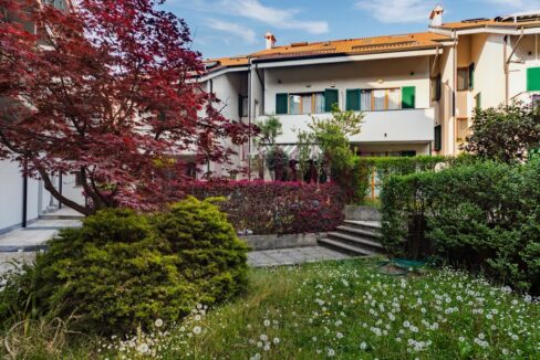 giardino condominio e facciata villa. Calolziocorte. Meriggi