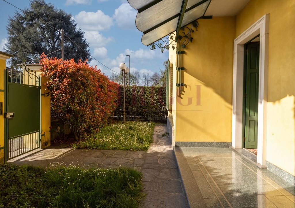 giardino e cancello di ingresso- villa vimercate - vendita - meriggi