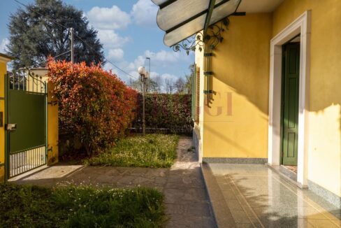 giardino e cancello di ingresso- villa vimercate - vendita - meriggi