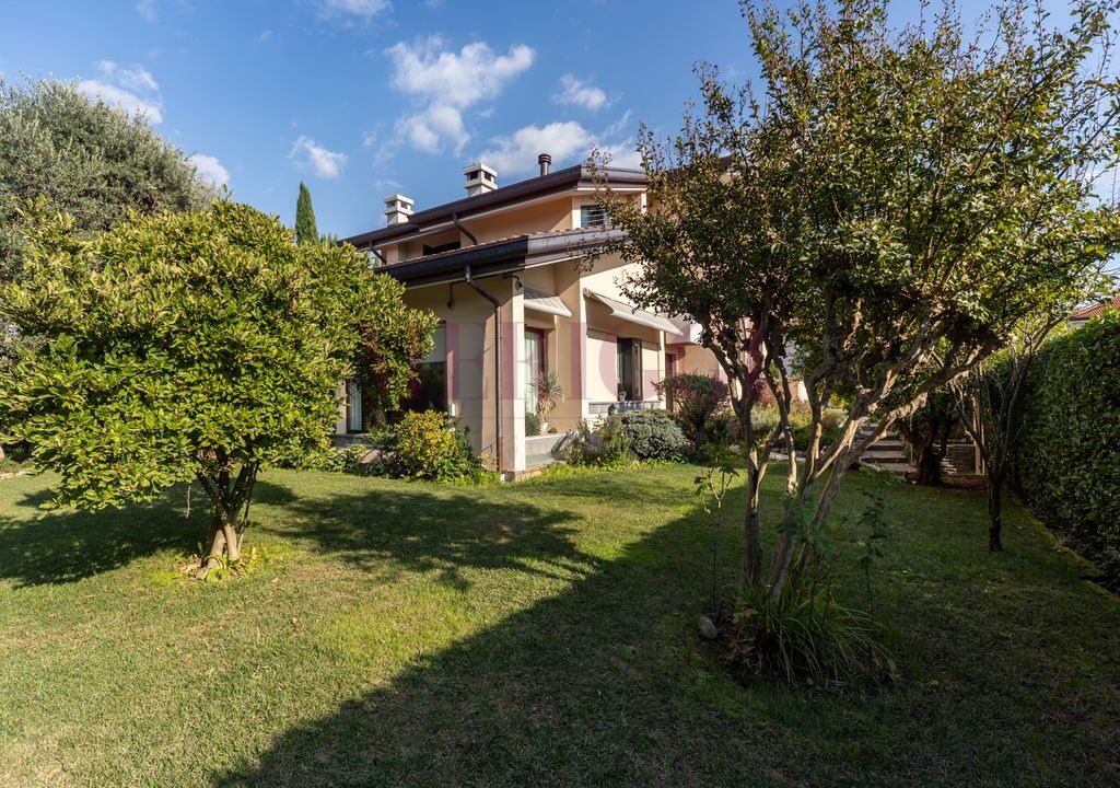 giardino e facciata lato nord - arcore - villa in vendita - meriggi