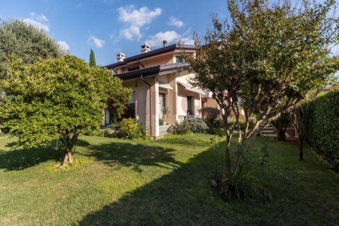 giardino e facciata lato nord - arcore - villa in vendita - meriggi