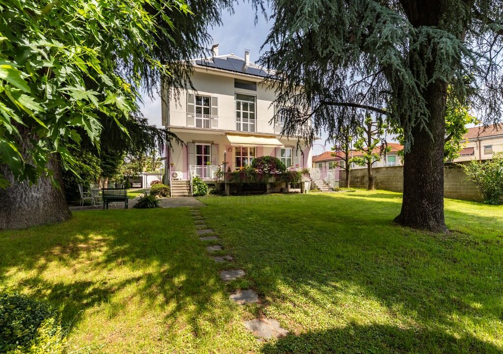 giardino e facciata lato sud