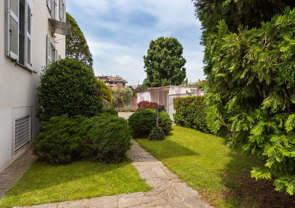giardino e facciata nord - villa vendita - cesano maderno - meriggi