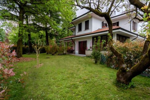 giardino e facciata villa sud est - villa oreno - vendita - meriggi
