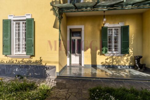 giardino e ingresso alla casa- villa vimercate - vendita - meriggi