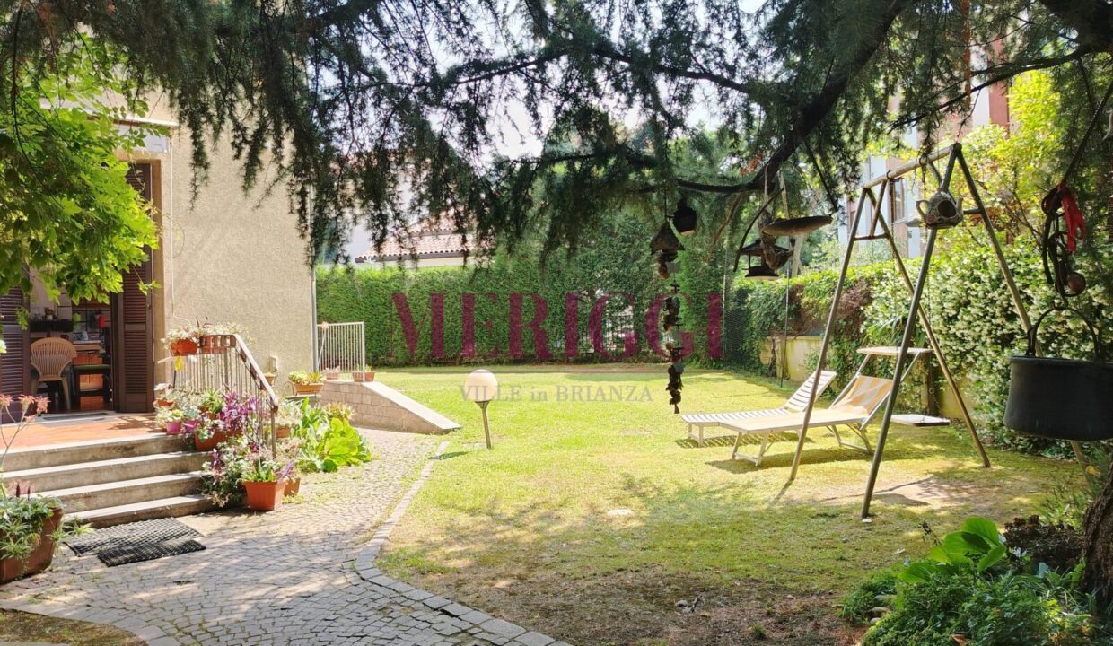 giardino e sdraio- villa vendita - cusano milanino - meriggi