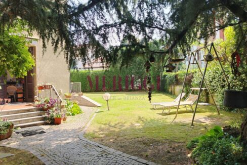 giardino e sdraio- villa vendita - cusano milanino - meriggi