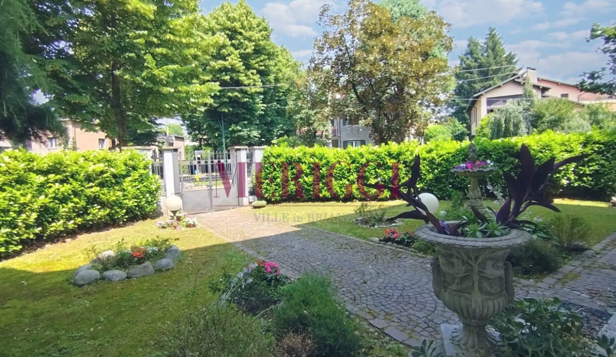 giardino e vaso con fiori- villa vendita - cusano milanino - meriggi