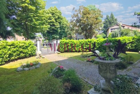 giardino e vaso con fiori- villa vendita - cusano milanino - meriggi