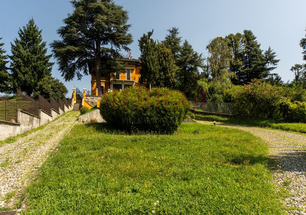 giardino e vialetto accesso - villa Oggiono - vendita - Meriggi