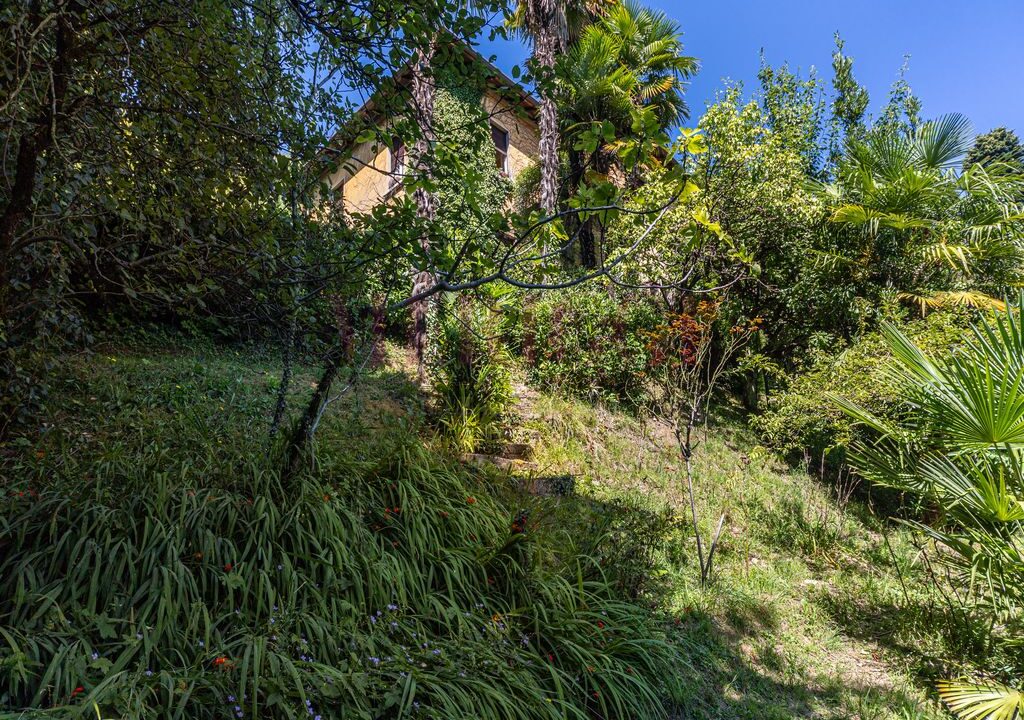 giardino e vista facciata - villa airuno - vendita - meriggi