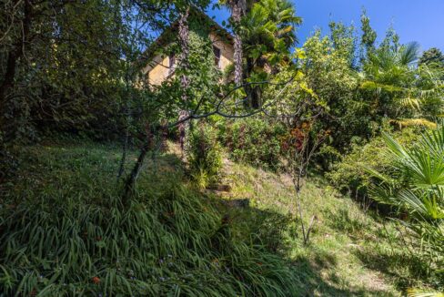 giardino e vista facciata - villa airuno - vendita - meriggi