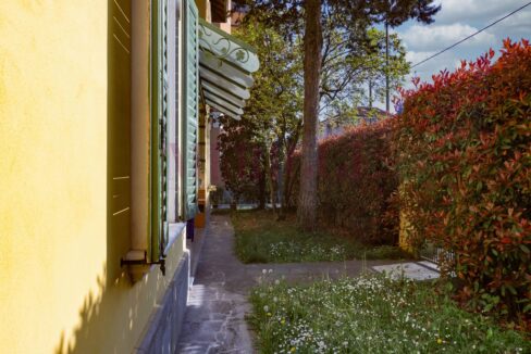 giardino frontale- villa vimercate - vendita - meriggi