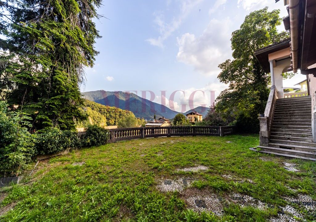 giardino lato est - villa Asso - vendita - Meriggi
