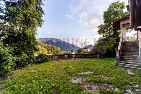 giardino lato est - villa Asso - vendita - Meriggi