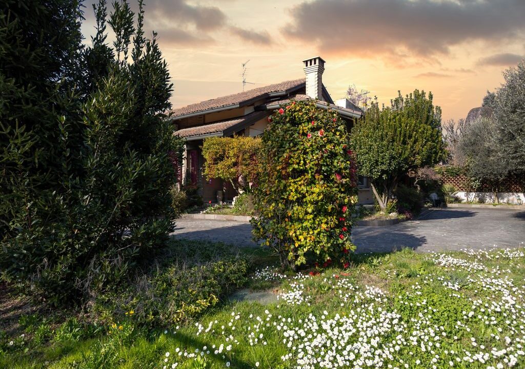 giardino lato ovest e in secondo piano il tesso della villa in vendita