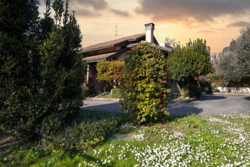 giardino lato ovest e in secondo piano il tesso della villa in vendita