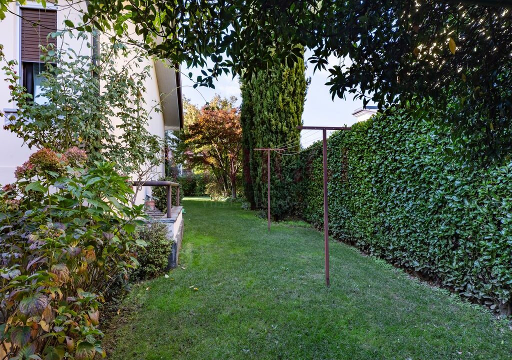 giardino lato sud - arcore - villa in vendita - meriggi