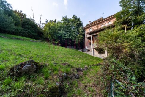 giardino lato sud - villa Asso - vendita - Meriggi