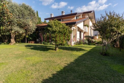 giardino nord e facciata - arcore - villa in vendita - meriggi