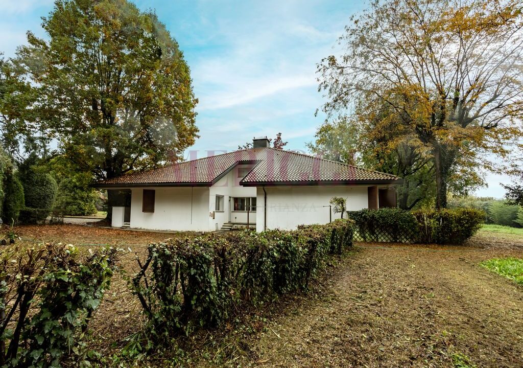 giardino nord e facciata - villa alzate brianza - vendita - meriggi