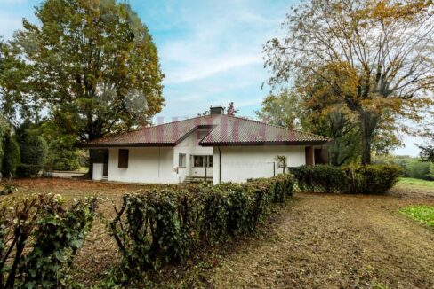 giardino nord e facciata - villa alzate brianza - vendita - meriggi
