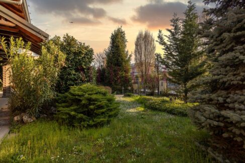 giardino privato con vista verso ingresso di via valassina a seregno, villa in vendita