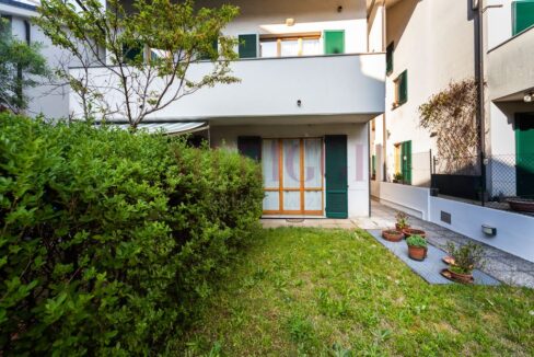 giardino privato e ingresso. Calolziocorte vendita villa