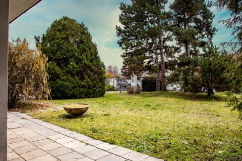 giardino sud e ingresso - villa casatenovo montecarmelo - meriggi
