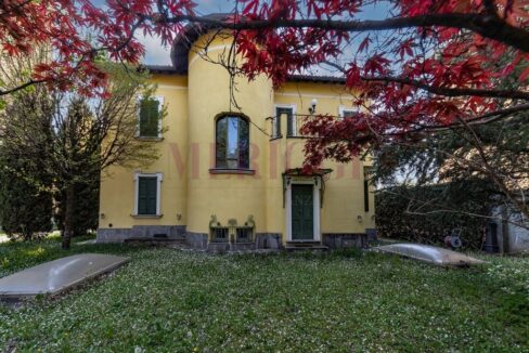 giardino sul retro- villa vimercate - vendita - meriggi